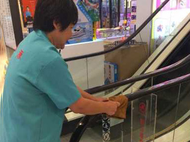 清洁电梯扶手